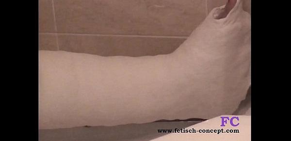  Fetisch-Concept.com - Maturbieren in shower with cast leg -
